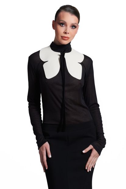 Argu <p> White leather collar