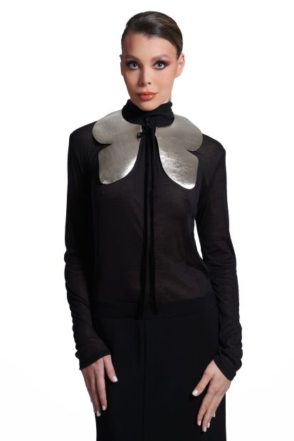 Argu <p> Light gold leather collar