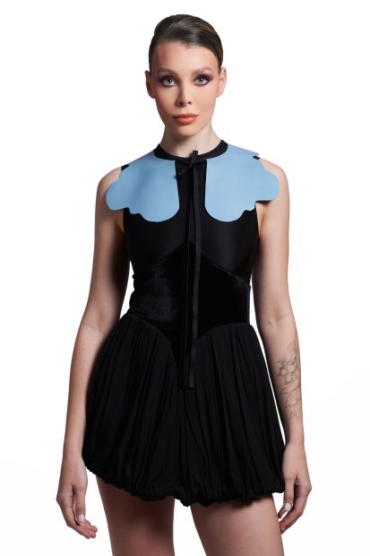 Bente <p> Blue leather collar