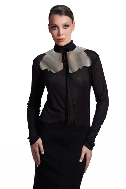 Bente <p> Light gold leather collar