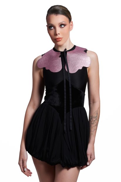 Bente <p> Metallic pink leather collar