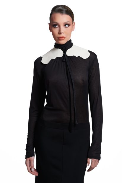 Dasha <p> white leather collar